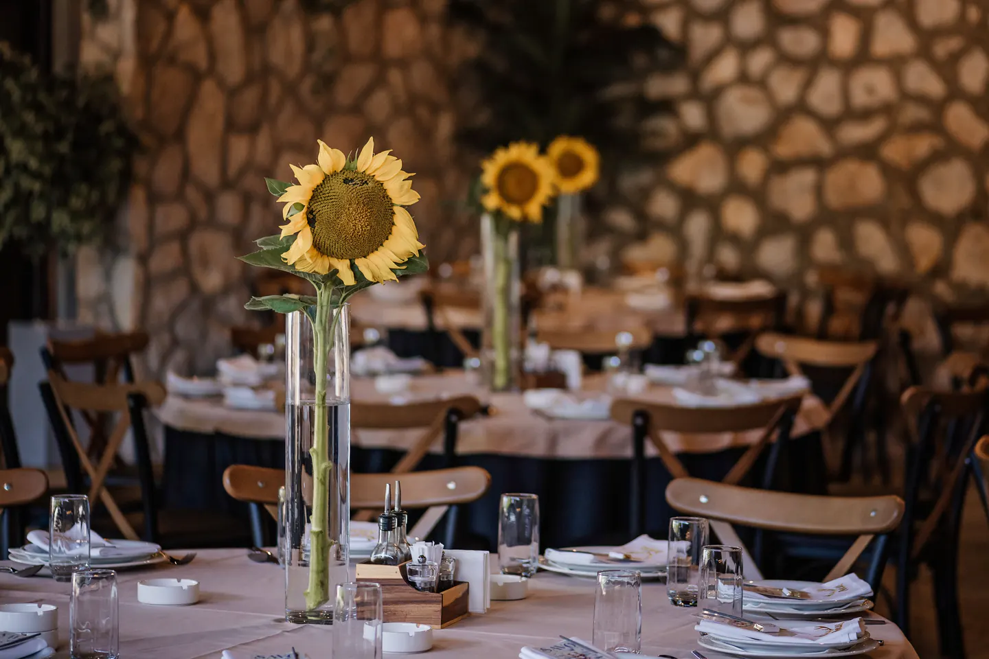 Enterijer restorana Lovac pripremljen za goste